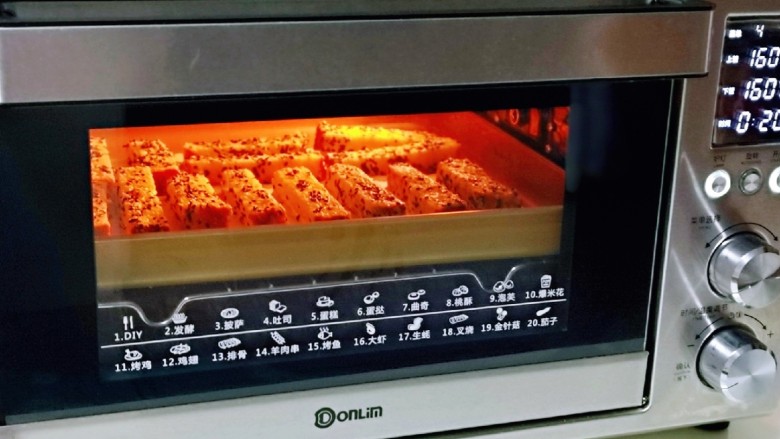 简单快手小零食～黑芝麻椰香吐司条,上下管160度烤20分钟。(时间及温度仅供参考)