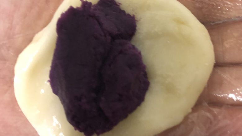 椰蓉紫薯糯米糍,包上紫薯馅。