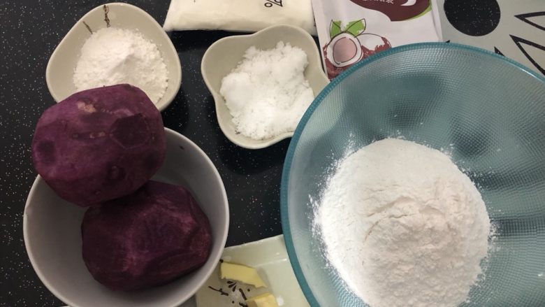椰蓉紫薯糯米糍,事先称量好所有材料。