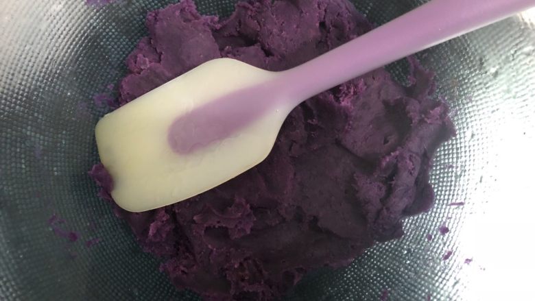 椰蓉紫薯糯米糍,捣成紫薯泥。