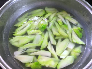 白灼儿菜,再把切成条的儿菜放和锅中，焯熟后捞出沥干水分。