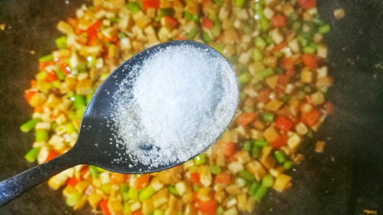 超下饭神器蒜苔香干粒,1小勺盐。