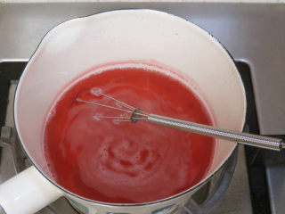 爱心满满滴~【草莓酸奶慕斯杯】,先将两片吉利丁片剪小块，冷水泡软后放进红色饮料，加热至沸腾