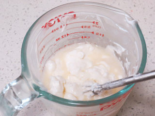 爱心满满滴~【草莓酸奶慕斯杯】,化成液体后，加入酸奶中，搅拌均匀