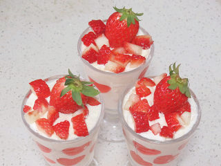 爱心满满滴~【草莓酸奶慕斯杯】,冷藏定型完成后，摆上草莓