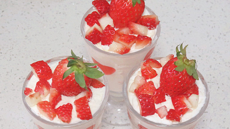 爱心满满滴~【草莓酸奶慕斯杯】,冷藏定型完成后，摆上草莓