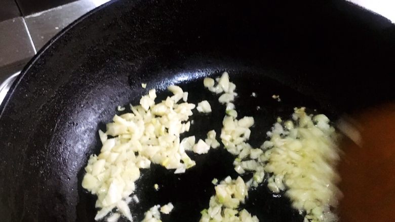 北海道元贝蒸丝瓜,加少许盐和油把蒜末炒至金黄，均匀地撒到丝瓜上