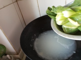 家常油泼扯面,用煮面水焯一下油菜