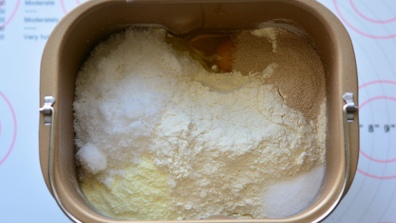 紫米小餐包,原材料按照先液体，后粉类，上层糖、盐的顺序放入面包桶中，启动IMIX程序20分钟，揉至面团光滑，加入软化的黄油，再开启一个程序，面团能拉出薄就可以了
