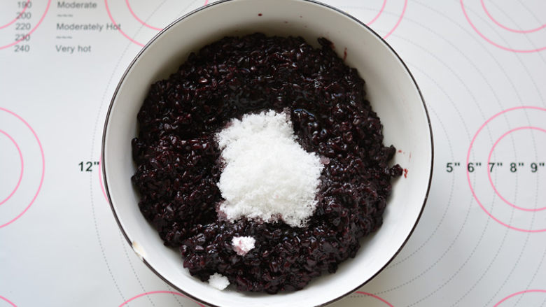 紫米小餐包,紫米饭加入适量的糖搅拌均匀备用