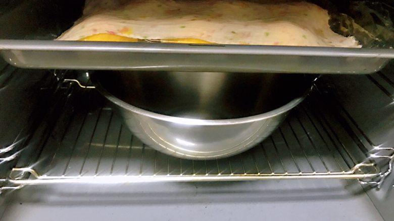 港式菠萝油面包,盖上湿纱巾，放一盘烧开的热水在烤盘下面，关上烤箱门，发酵30分钟