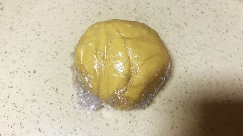 港式菠萝油面包,保鲜膜盖好放冰箱冷藏。