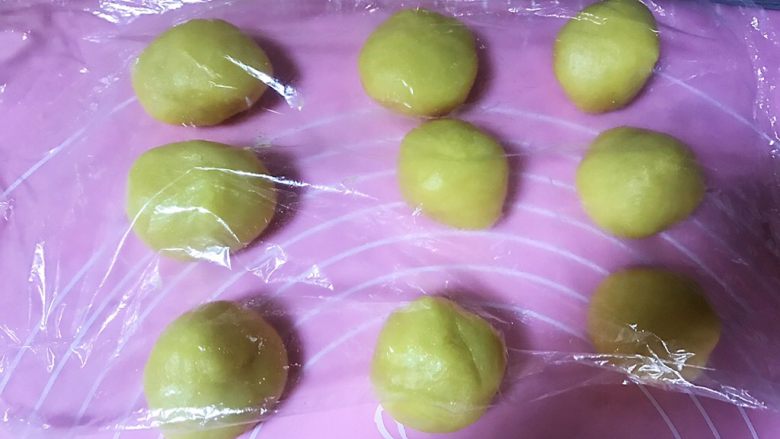 港式菠萝油面包,同样方法把酥皮面团分成9等分，搓圆盖保鲜膜保湿备用
