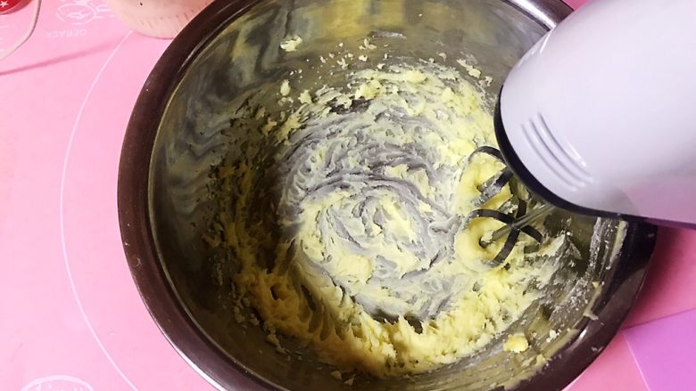 港式菠萝油面包,发酵面团时候我们可以做菠萝包的酥皮了，软化黄油打至发白，再加入糖粉和盐搅打均匀。