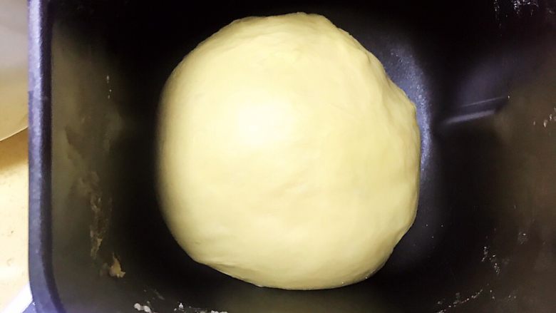 港式菠萝油面包,再次手工揉成光滑面团放到面包机启动发酵程序进行第一次一小时发酵。