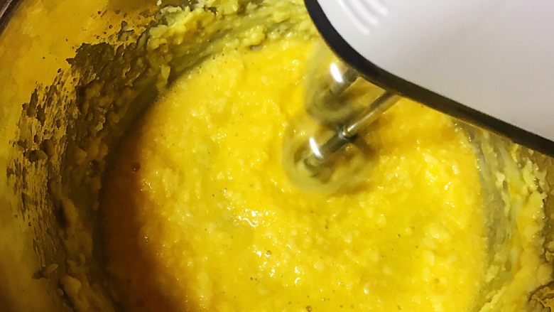 港式菠萝油面包,分三次加入蛋液，每次加入需搅打均匀。