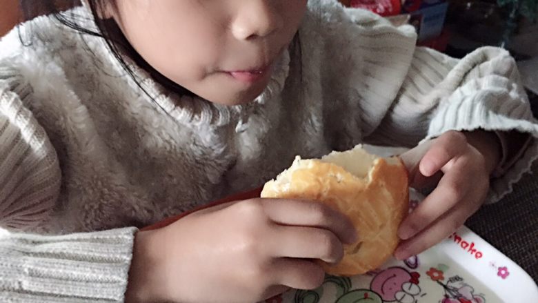 港式菠萝油面包,女儿吃的津津有味