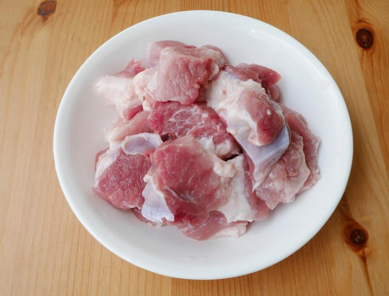 黑猪肉番茄炖菜,猪肉建议选带点筋的腿肉，切3公分块状。