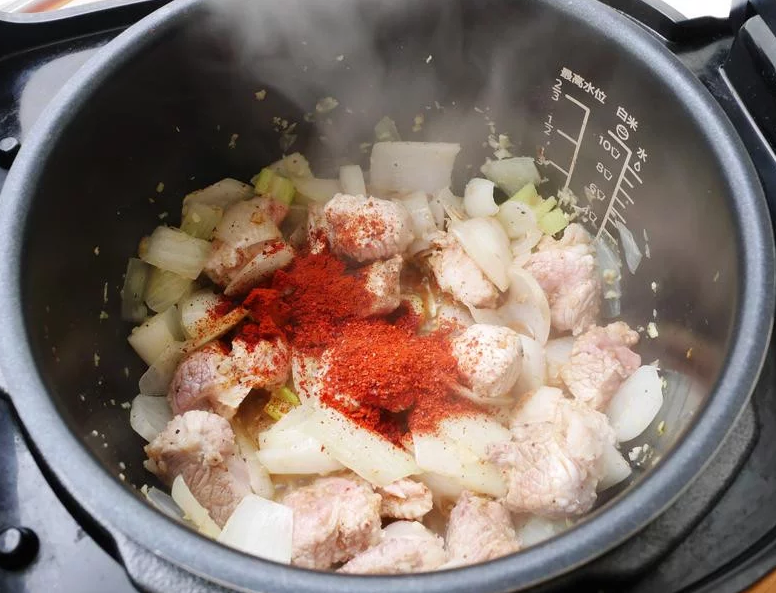 黑猪肉番茄炖菜,加入红椒粉、辣椒粉及辣醋酱油翻炒。