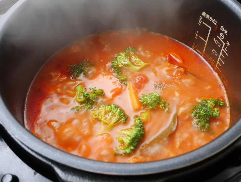 黑猪肉番茄炖菜,烹调完成提示声响起， 开盖，按「收汁入味」收至自己喜欢的浓度，最后一分鐘放入绿花椰菜，完成。