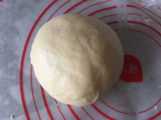 布里欧修面包,黄油量比较大，温度不能太高，容易融化，面团初次发酵要常温或冷藏发酵，时间较长约15小时左右，可冷藏过夜，发酵至2倍大