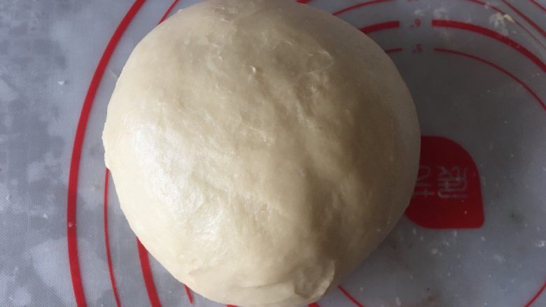 布里欧修面包,黄油量比较大，温度不能太高，容易融化，面团初次发酵要常温或冷藏发酵，时间较长约15小时左右，可冷藏过夜，发酵至2倍大