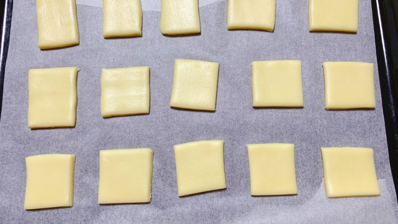 奶香饼干,再分别码入垫了油纸的烤盘中，如果用的黄金烤盘可以不用油纸