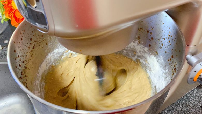 红糖发糕,继续开启搅拌模式，将所有材料搅拌至无颗粒的面糊