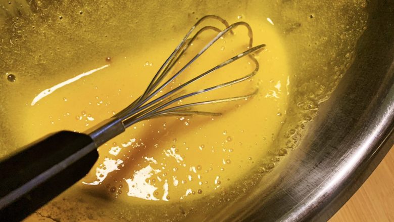 蜂蜜起司蛋糕,将低筋面粉、玉米粉、盐加入步骤3中，用手动打蛋器拌匀，蛋黄、蜂蜜用手动打蛋器打匀即可，加入后前面的面糊中继续拌匀。