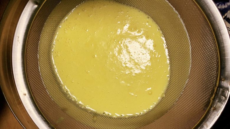 蜂蜜起司蛋糕,将步骤4用过滤网过滤2～3次，务必保证面糊无颗粒，呈现光滑细腻的状态。