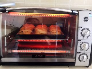 杏脯辫子面包,把烤盘放入预热好的烤箱里，上下火170W烤20分钟