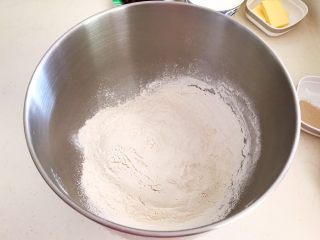 杏脯辫子面包,把高筋面粉和低筋面粉倒入盆中