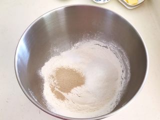 杏脯辫子面包,加入精盐，白砂糖，酵母