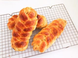 杏脯辫子面包,把面包放在晾架上晾至温热，装入保鲜袋常温保存2-3天内吃完
