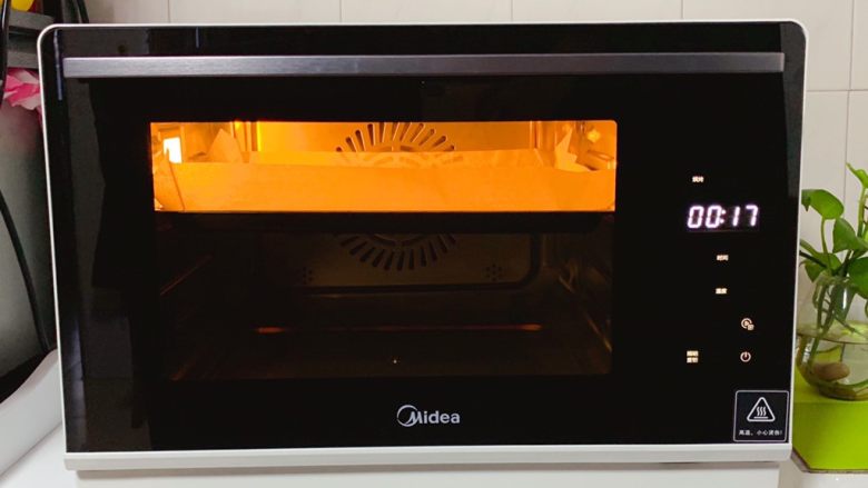 蛋白蛋糕,送入美的S4—L281E蒸烤箱中上层，按烘烤模式·选择160度·时间约20~25分钟烘烤即可（烘焙时间与温度只供参考）