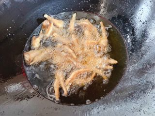 虎皮凤爪,接着起锅倒入适量油，5成热时倒入晾干的鸡爪