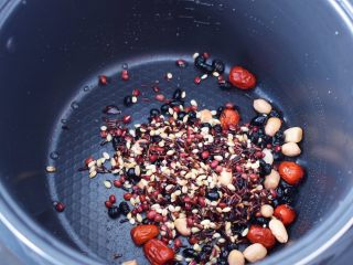 杂粮粥,把泡好的黑豆、红豆、燕麦仁、黑米、花生、红枣洗净后放入电饭煲中