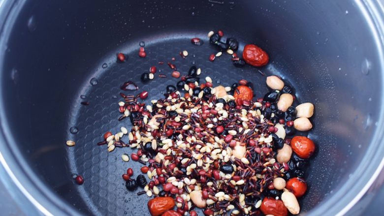 杂粮粥,把泡好的黑豆、红豆、燕麦仁、黑米、花生、红枣洗净后放入电饭煲中