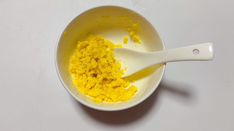 黄金南瓜汤（无奶油版）,蒸好咸蛋黄用勺子压碎