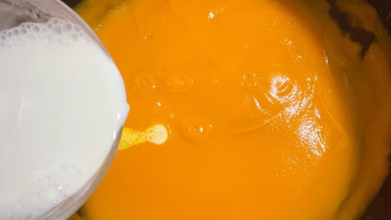 黄金南瓜汤（无奶油版）,煮开后一边倒入提前兑好的糯米粉水一边快速搅拌至粘稠即可关火