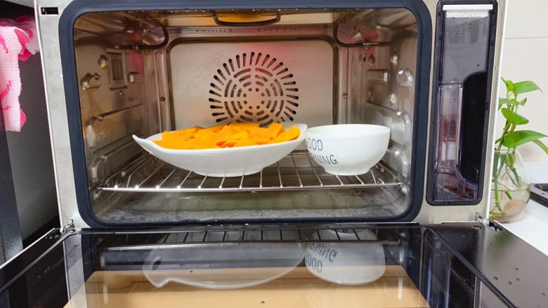 黄金南瓜汤（无奶油版）,将切好的南瓜和咸蛋黄放入美的S4-L281E蒸汽烤箱中