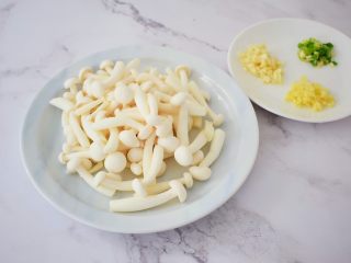 白玉菇炒肉片,白玉菇去除根部洗净控干水分备用，葱切葱花，姜切末，蒜切末