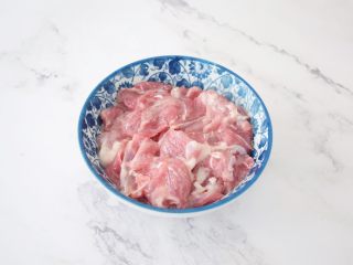 白玉菇炒肉片,猪肉洗净切成薄片，加入料酒、盐、玉米淀粉、食用油抓匀腌制备用