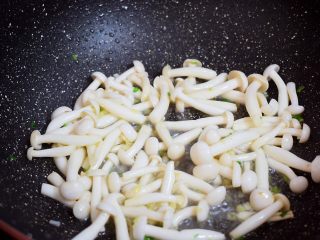 白玉菇炒肉片,放入白玉菇翻炒至软