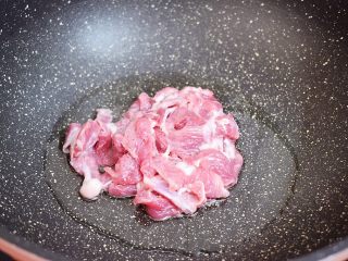白玉菇炒肉片,锅中倒入适量的食用油烧热，放入猪肉