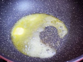 奥利奥牛扎糖,锅中放入黄油，小火翻炒至黄油融化
