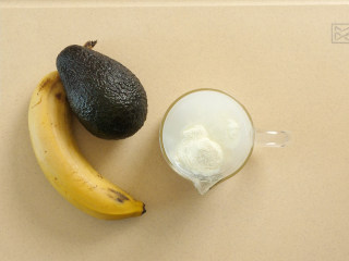 牛油果香蕉奶昔 宝宝奶昔,做给孩子喝的，用上了满满的配方奶，通常200ml左右就可以了，能出一大杯。