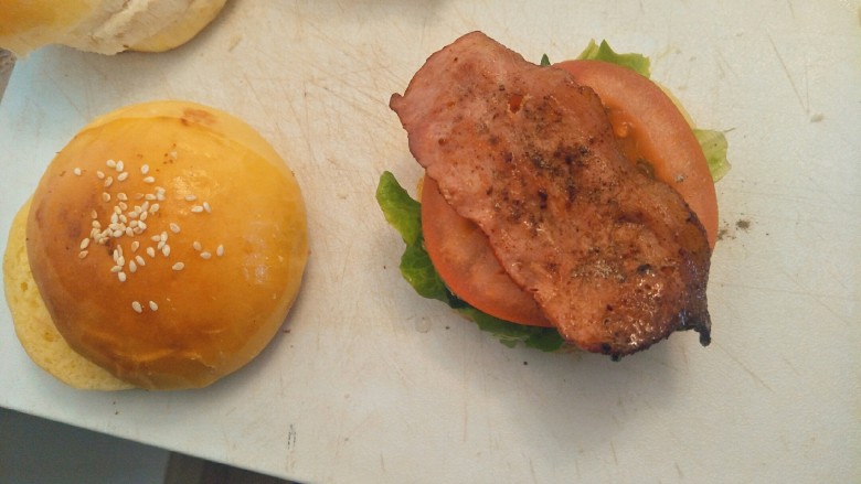 布里欧修黄油汉堡包🍔,加入🍅和煎好的培根