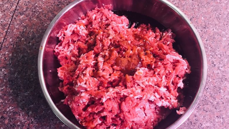 #猪五花肉#自制腊肠,放入提前准备好的步骤6的辅助食材（调味料）。