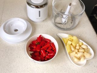 酸辣开胃拍黄瓜,分享一个剁椒做法：大蒜2个、生姜半块、辣椒一小碗，切小块